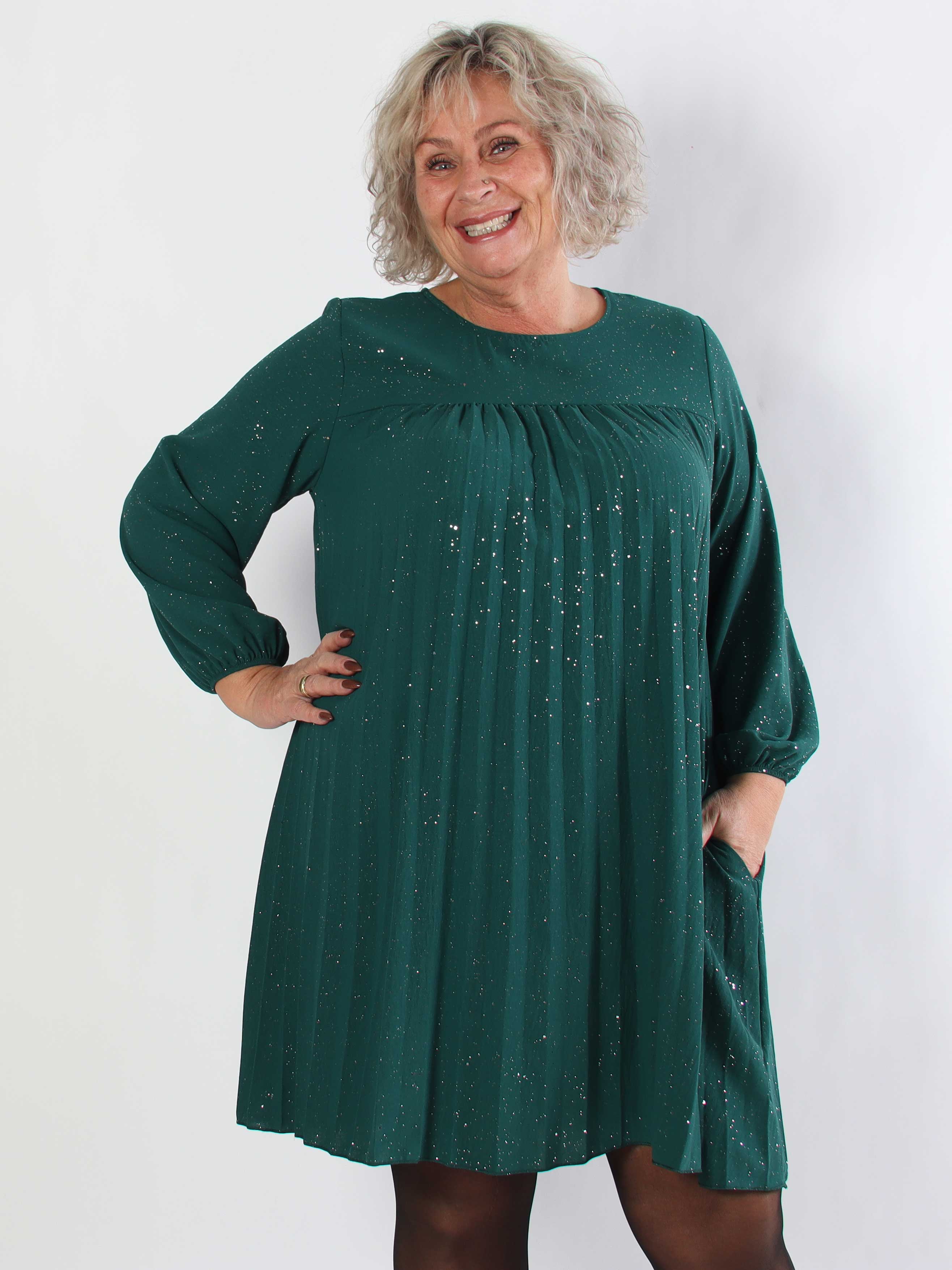 Nancy Glitter Short L/S - Plisseret plus size kjole med lommer og glimmer